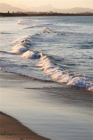 Close-up of pastel waves hitting shoreline on beach at Byron Bayin New South Wales, Australia Fotografie stock - Premium Royalty-Free, Codice: 600-09022555