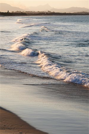 Close-up of pastel waves hitting shoreline on beach at Byron Bayin New South Wales, Australia Photographie de stock - Premium Libres de Droits, Code: 600-09022555