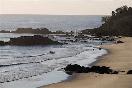 Scenic view of silhouette of surfer on beach at Port Macquarie in New South Wales, Australia Foto de stock - Sin royalties Premium, Código: 600-09022566