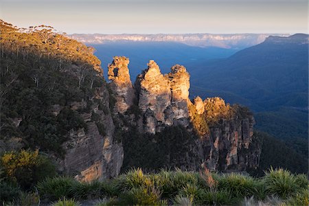 simsearch:6119-07453036,k - Three Sisters rock formations at sunset in the Blue Mountains National Park in New South Wales, Australia Photographie de stock - Premium Libres de Droits, Code: 600-09022576