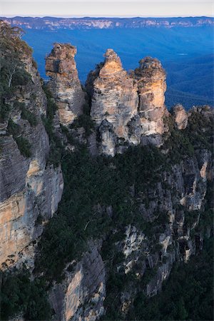 Three Sisters rock formation at sunset in th Blue Mountains National Park in New south Wales, Australia Stock Photo - Premium Royalty-Free, Code: 600-09022582