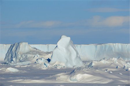 simsearch:700-09052906,k - Sunlight reflecting on pack ice and an iceberg on Snow Hill Island at the Weddel Sea, Antarctic Peninsula in Antarctica Foto de stock - Sin royalties Premium, Código: 600-09052804