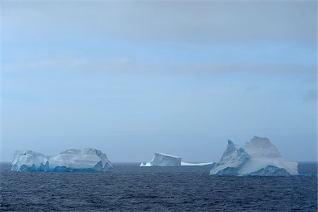 drei objekte - Icebergs floating in the Antarctic Sound on an overcast day at the Antarctic Peninsula, Antarctica Stockbilder - Premium RF Lizenzfrei, Bildnummer: 600-09052808