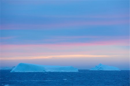 ruhig (windstill) - Icebergs on the Antarctic Sound at sunrise at the Antarctic Peninsula, Antarctica Photographie de stock - Premium Libres de Droits, Code: 600-09052810