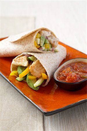Fish with peppers and cucumber in a whole grain wrap Photographie de stock - Premium Libres de Droits, Code: 600-09118298