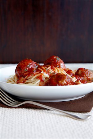 Bowl of spaghetti with tomato sauce and meatballs with fork Photographie de stock - Premium Libres de Droits, Code: 600-09118293