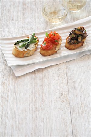 simsearch:600-09119415,k - Crostini topped with asparagus, tomato and mushrooms served on platter Stockbilder - Premium RF Lizenzfrei, Bildnummer: 600-09118303