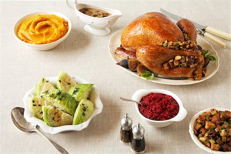 feast - Thanksgving turkey with side dishes on a linen table cloth Foto de stock - Sin royalties Premium, Código: 600-09119354