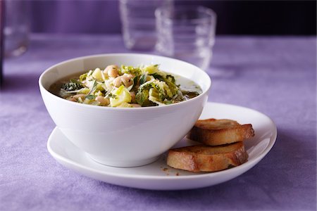 suppenschüssel - Bowl of white bean soup with toast on a purple background Stockbilder - Premium RF Lizenzfrei, Bildnummer: 600-09119359