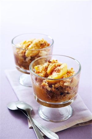 simsearch:600-06025210,k - Two servings of apple pear crisp in glasses with spoons on a purple background Foto de stock - Sin royalties Premium, Código: 600-09119360