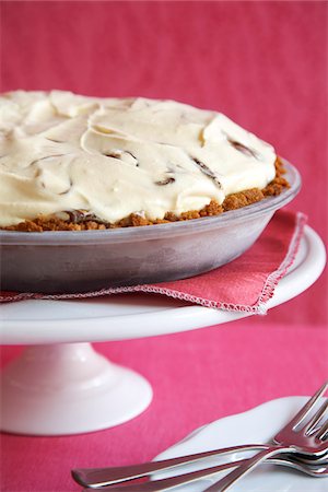 point of view dessert - Ice cream pie on a cake stand with a pink background Stock Photo - Premium Royalty-Free, Code: 600-09119376