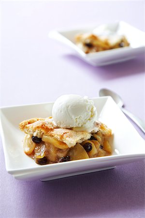 point of view dessert - Apple raisin pie with vanilla ice cream on a purple background Stock Photo - Premium Royalty-Free, Code: 600-09119378