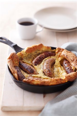 Baked sausage and pancake breakfast in cast iron skillet with a cup of coffee Fotografie stock - Premium Royalty-Free, Codice: 600-09119387