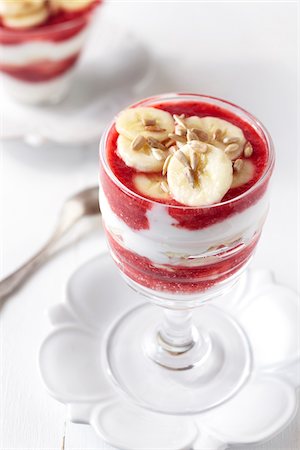 Strawberry banana yogurt parfait with sunflower seeds in a stemmed glass Photographie de stock - Premium Libres de Droits, Code: 600-09119417