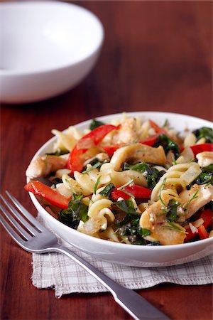 simsearch:600-05662604,k - Chicken with fusilli, leafy greens and red peppers Photographie de stock - Premium Libres de Droits, Code: 600-09119412