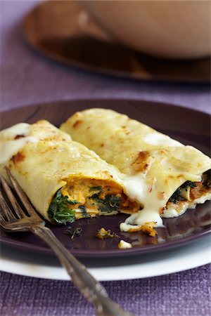 Baked cannelloni with squash and leafy greens topped with cheese Foto de stock - Sin royalties Premium, Código: 600-09119434