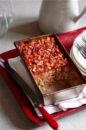 steak haché - Meatloaf in a metal pan on a serving tray with a knife Photographie de stock - Premium Libres de Droits, Code: 600-09119454