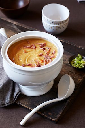 Split pea soup with ham in a serving dish with ladle Stock Photo - Premium Royalty-Free, Code: 600-09119459