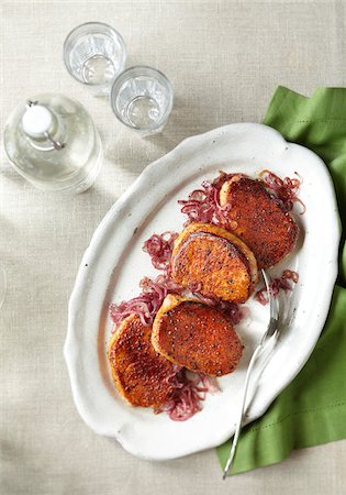 Pork chops with caramelized red onions on a serving platter Stock Photo - Premium Royalty-Free, Code: 600-09119461