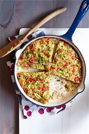 simsearch:600-03787654,k - Sesame rice omelette with red peppers and green onions in an enamel skillet Foto de stock - Sin royalties Premium, Código: 600-09119470