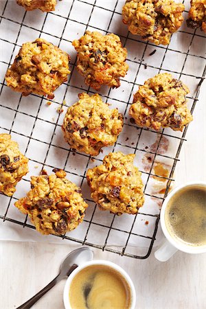 simsearch:600-03406503,k - Breakfast cookies on a cooling rack with cups of espresso Stock Photo - Premium Royalty-Free, Code: 600-09155476