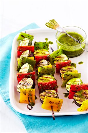 Grilled vegetable skewers with pesto butter on a white platter with basting brush Photographie de stock - Premium Libres de Droits, Code: 600-09155492