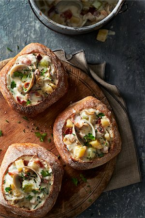 Clam chowder served in bread bowls on a grey wooden table Fotografie stock - Premium Royalty-Free, Codice: 600-09155505