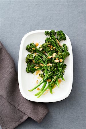 Chinese broccoli with fried garlic and almonds on a white platter Fotografie stock - Premium Royalty-Free, Codice: 600-09155501