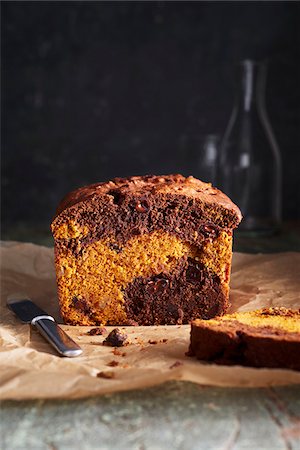 Chocolate pumpkin loaf on parchment paper Stock Photo - Premium Royalty-Free, Code: 600-09155536