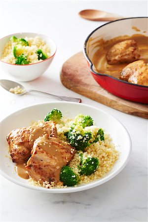 simsearch:600-09118287,k - Chicken thighs with mustard sauce served with couscous and broccoli Photographie de stock - Premium Libres de Droits, Code: 600-09155533