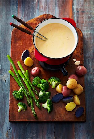 simsearch:600-06471292,k - Cheese fondue with vegetables for dipping on a wooden cutting board Foto de stock - Sin royalties Premium, Código: 600-09155559