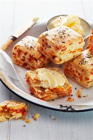 scone - Bacon and cheese biscuits with butter on a rustic white plate Photographie de stock - Premium Libres de Droits, Code: 600-09155551