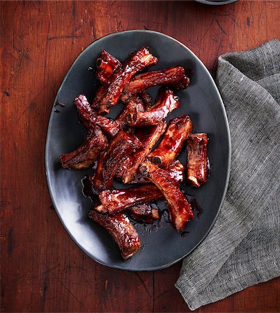 platter overhead view - Platter of barbecued ribs with glaze on a wooden background Stock Photo - Premium Royalty-Free, Code: 600-09155569