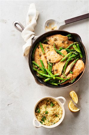 fonte - Asparagus, lemon and caper skillet chicken with a side dish of couscous Photographie de stock - Premium Libres de Droits, Code: 600-09155563