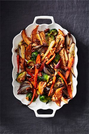 Roasted vegetables on a white platter on a dark linen tablecloth, black background Stock Photo - Premium Royalty-Free, Code: 600-09159774