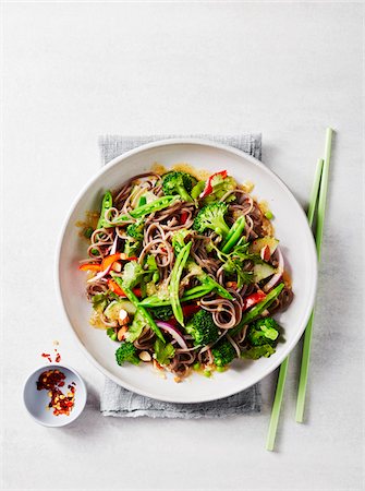 plats asiatiques - Soba noodle salad with chopsticks and chili flakes Photographie de stock - Premium Libres de Droits, Code: 600-09159809
