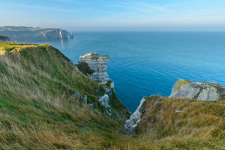 etretat - Coastline with cliffs in the morning, Etretat, Seine-Maritime Department, Atlantic Ocean, Normandy, France Foto de stock - Royalty Free Premium, Número: 600-09245516