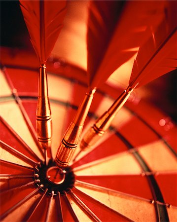david muir - Close-Up of Darts in Bull's-Eye Of Dartboard Foto de stock - Sin royalties Premium, Código: 600-00034232
