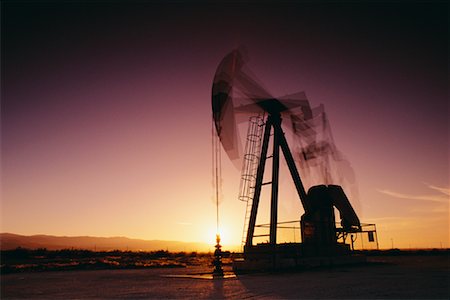 pétrole et gaz - Forage d'huile au coucher du soleil en Californie, USA Photographie de stock - Premium Libres de Droits, Code: 600-00035976