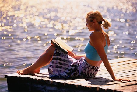 Woman Sitting on Dock Reading Book Foto de stock - Sin royalties Premium, Código: 600-00038248