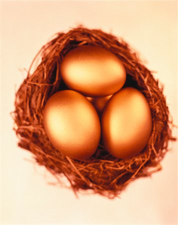 fiança - Golden Eggs in Nest Foto de stock - Royalty Free Premium, Número: 600-00032171