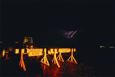 dead end sign - Route fermée et la foudre nuit Photographie de stock - Premium Libres de Droits, Code: 600-00044165