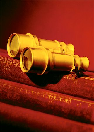 simsearch:600-01716192,k - Binoculars on Stack of Books Foto de stock - Sin royalties Premium, Código: 600-00046396