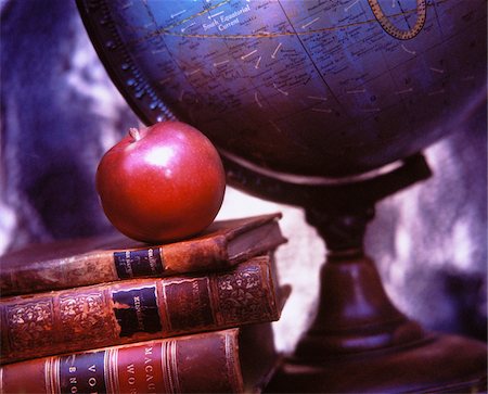 education and still life - Globe, Books and Apple Photographie de stock - Premium Libres de Droits, Code: 600-00042439