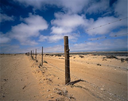 Barbed Wire Fence and Landscape, Alexander Bay, South Africa Foto de stock - Sin royalties Premium, Código: 600-00057162