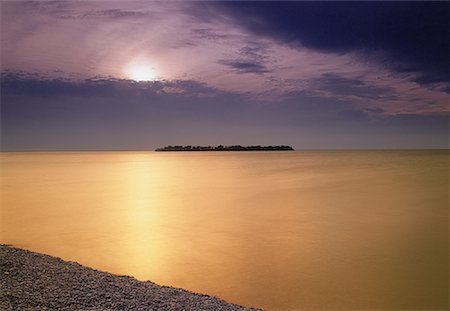 simsearch:600-00059325,k - Sunset over Island at Steep Rock Beach Park, Manitoba, Canada Foto de stock - Royalty Free Premium, Número: 600-00059571