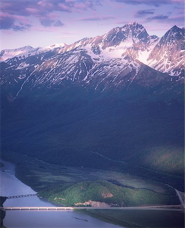 Aerial View of Bridge, Highway and Mountains Anchorage, Alaska, USA Foto de stock - Sin royalties Premium, Código: 600-00051086