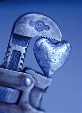 Close-Up of Pipe Wrench with Heart Foto de stock - Sin royalties Premium, Código: 600-00065194