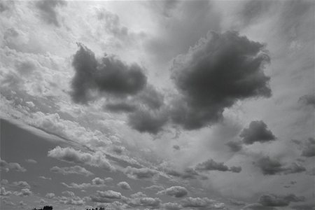 simsearch:600-00172468,k - Regardant les nuages dans le ciel Photographie de stock - Premium Libres de Droits, Code: 600-00066737