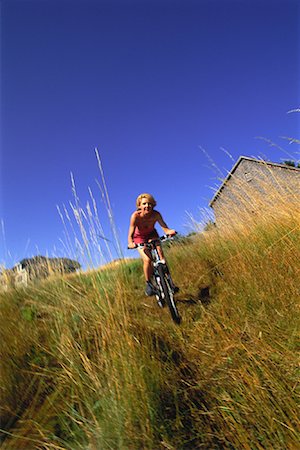 simsearch:600-03210484,k - Woman Biking through Field of Tall Grass, Maine, USA Foto de stock - Sin royalties Premium, Código: 600-00067076